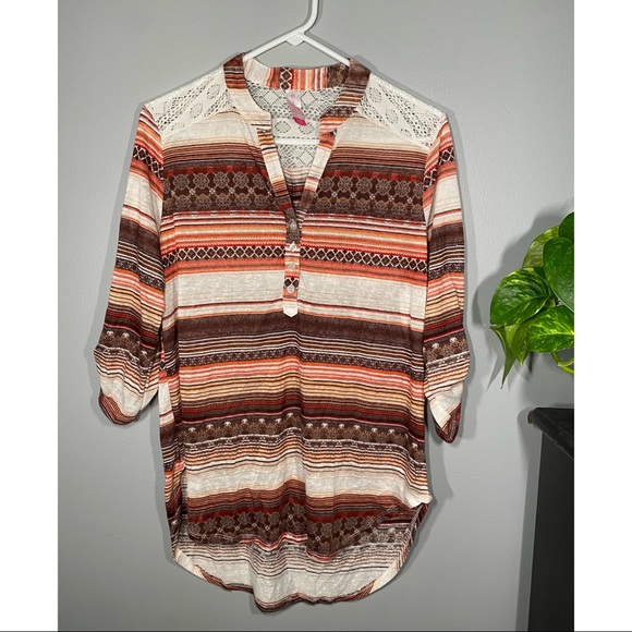 No Boundaries 3/4 Sleeve, High-Low Top - Picture 2 of 6